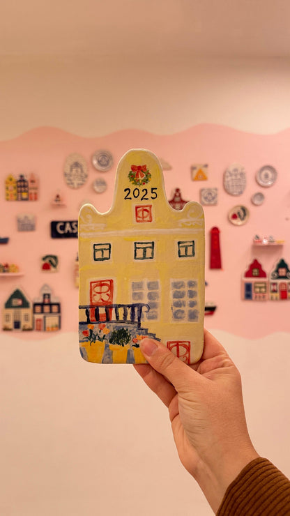 paint a cute dutch house
